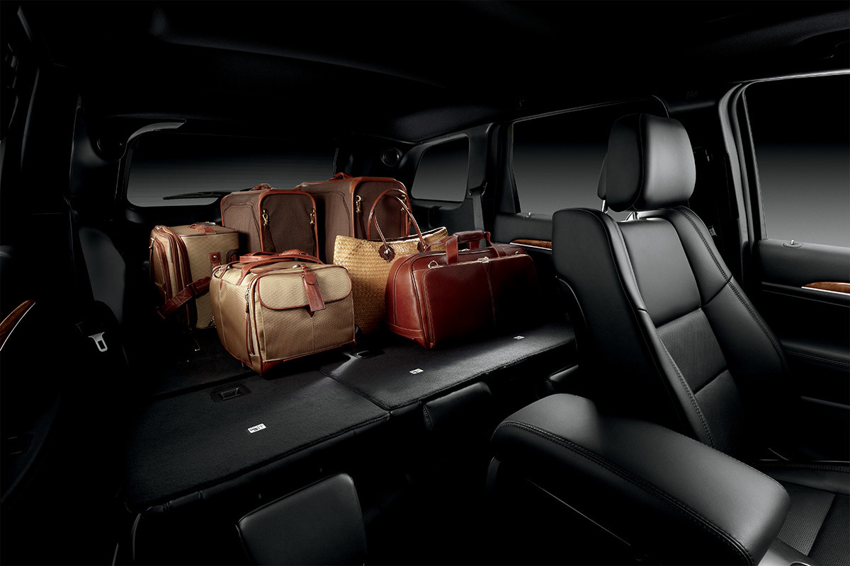 Rear view of the Grand Cherokee WK with travel bags placed on folded backrests.