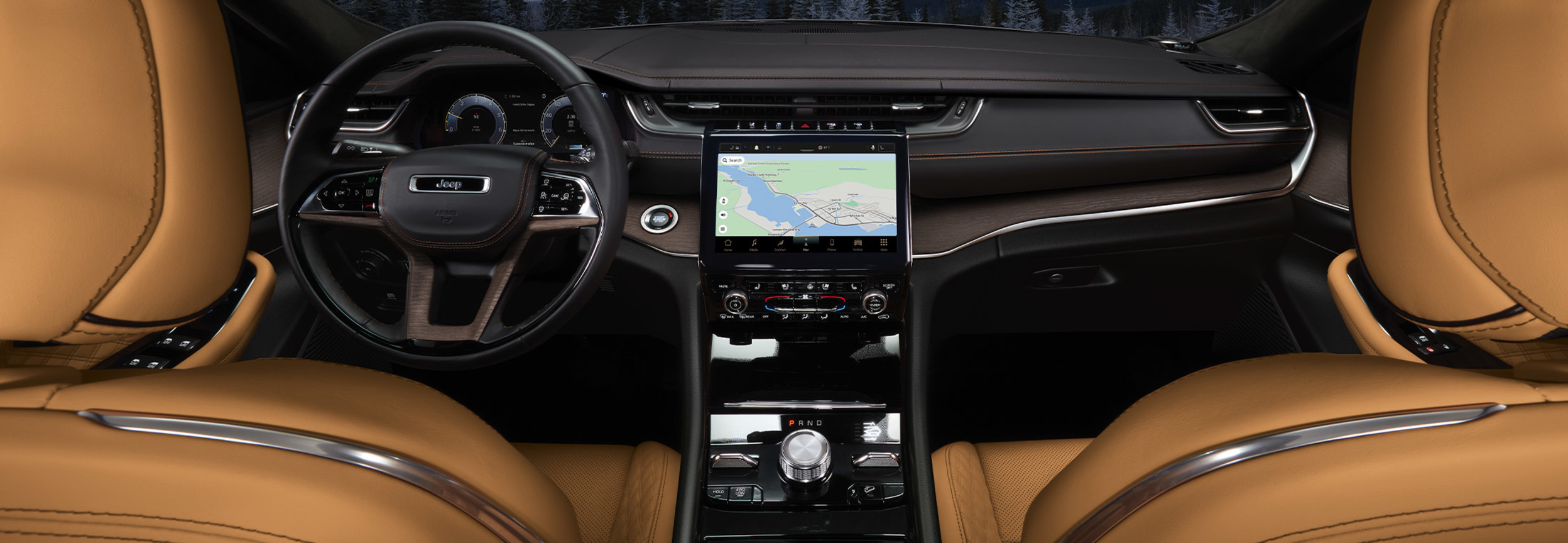 Vue intérieure de la banquette arrière de l'avant du tout nouveau Jeep Grand Cherokee 4xe 2022 avec des montagnes enneigées en arrière-plan.