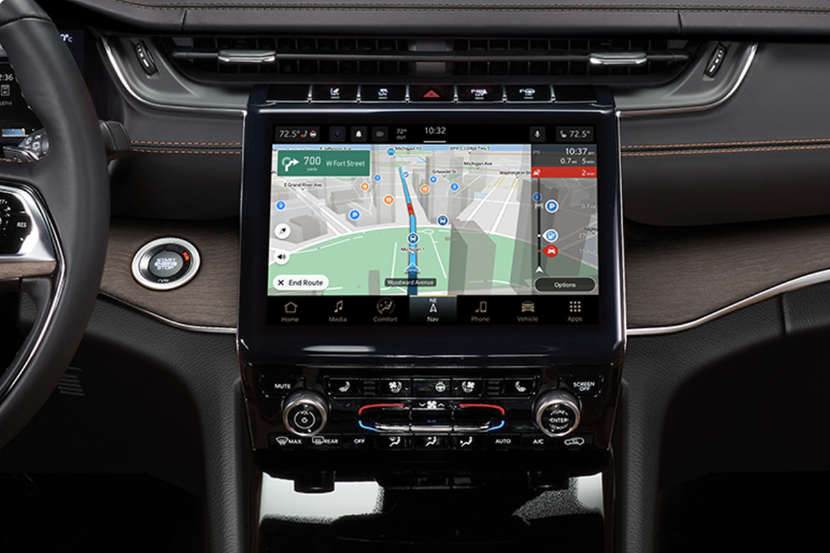 Gros plan sur le système UConnect 5 et ses caractéristiques mains libres dans le Jeep Grand Cherokee 2022.