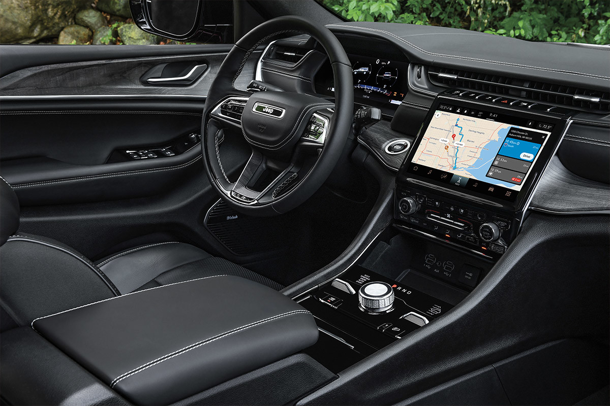 Vue intérieure du siège du conducteur et du système Uconnect affichant la navigation à bord du tout nouveau Jeep Grand Cherokee 4xe 2022.