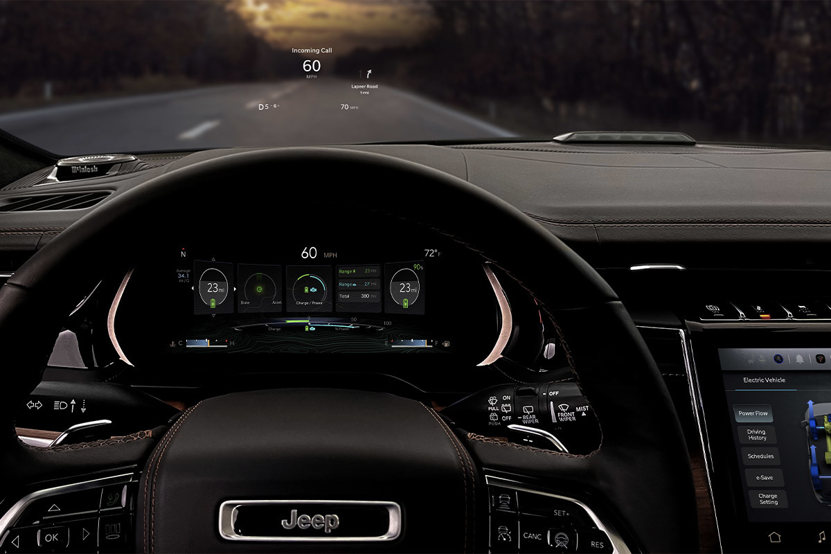 Gros plan de la vue du bloc de commande à bord du tout nouveau Jeep Grand Cherokee 4xe 2022.