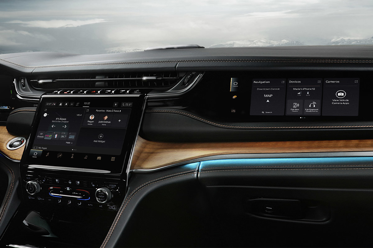 Vue des deux écrans à bord du tout nouveau Jeep Grand Cherokee 4xe 2022.