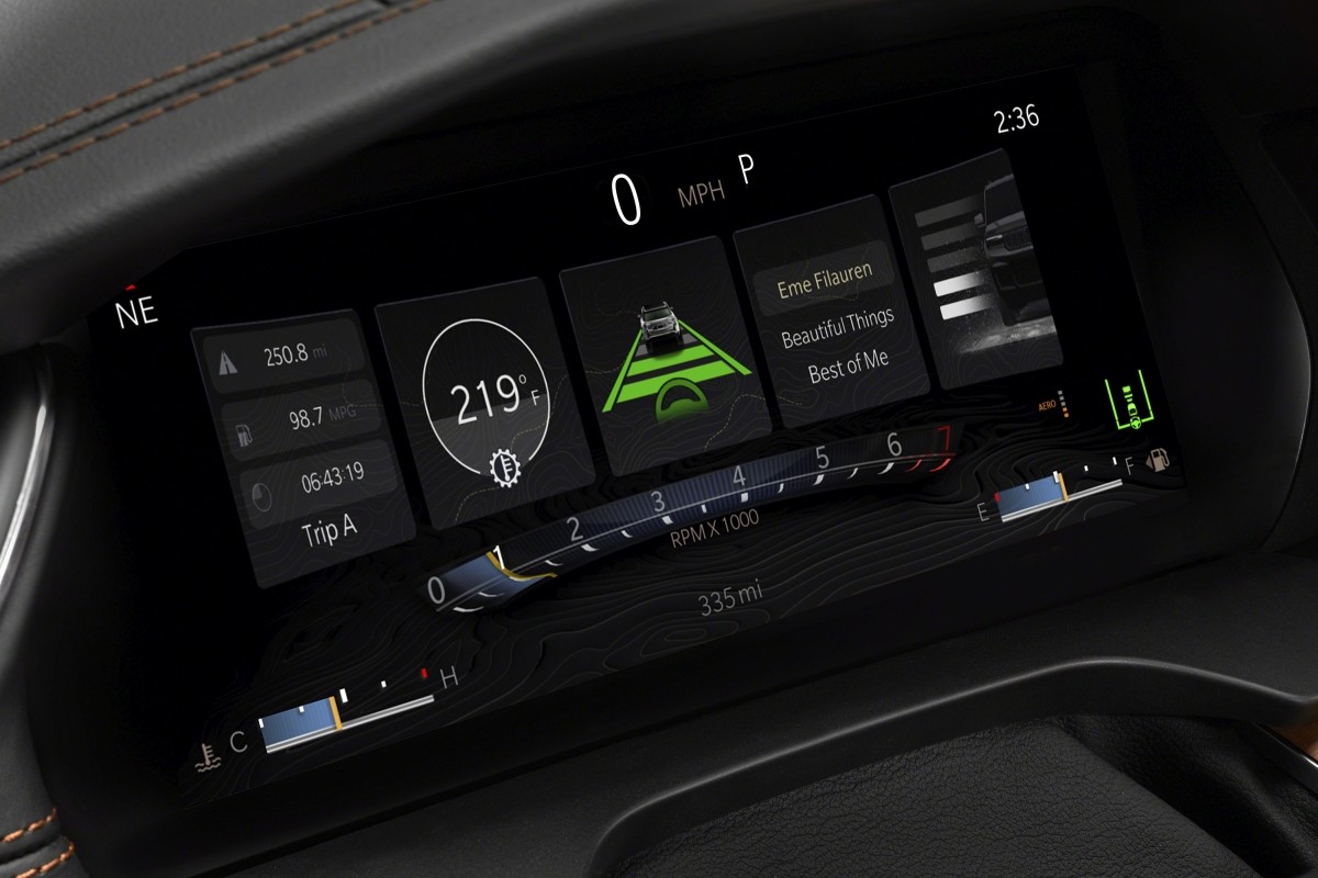 Vue de l'écran intégré à la console du Jeep Grand Cherokee L 2021 montrant les informations sur le moteur et la fonctionnalité d'aide à la conduite active.