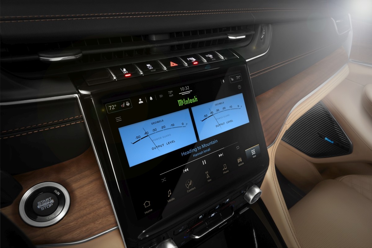 L'intérieur d'un Grand Cherokee L 2021, montrant l'écran tactile en détail.