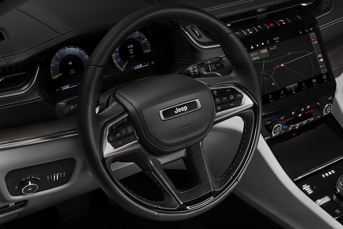 Gros plan du centre multimédia Uconnect 5 avec écran tactile de 10,1 po livrable en option dans le bloc de commandes central du tout nouveau Grand Cherokee L 2021.