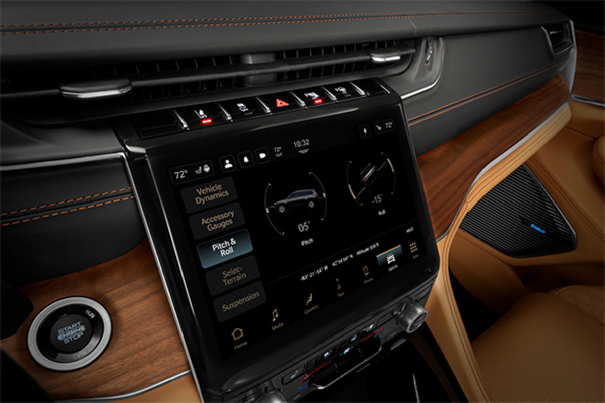 LE MONDE AU BOUT <br/>DE VOS DOIGTS Gros plan du centre multimédia Uconnect 5 avec écran tactile de 10,1 po du tout nouveau Grand Cherokee L 2021.