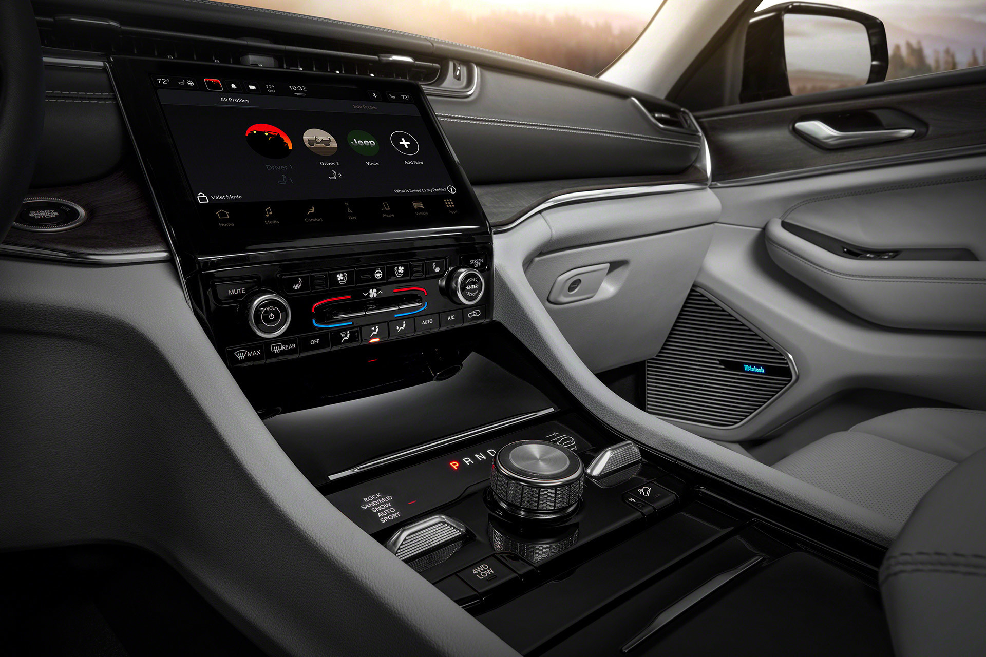 Gros plan du bloc de commandes central pleine longueur avec écran tactile de 10,1 po dans le tout nouveau Grand Cherokee L 2021.