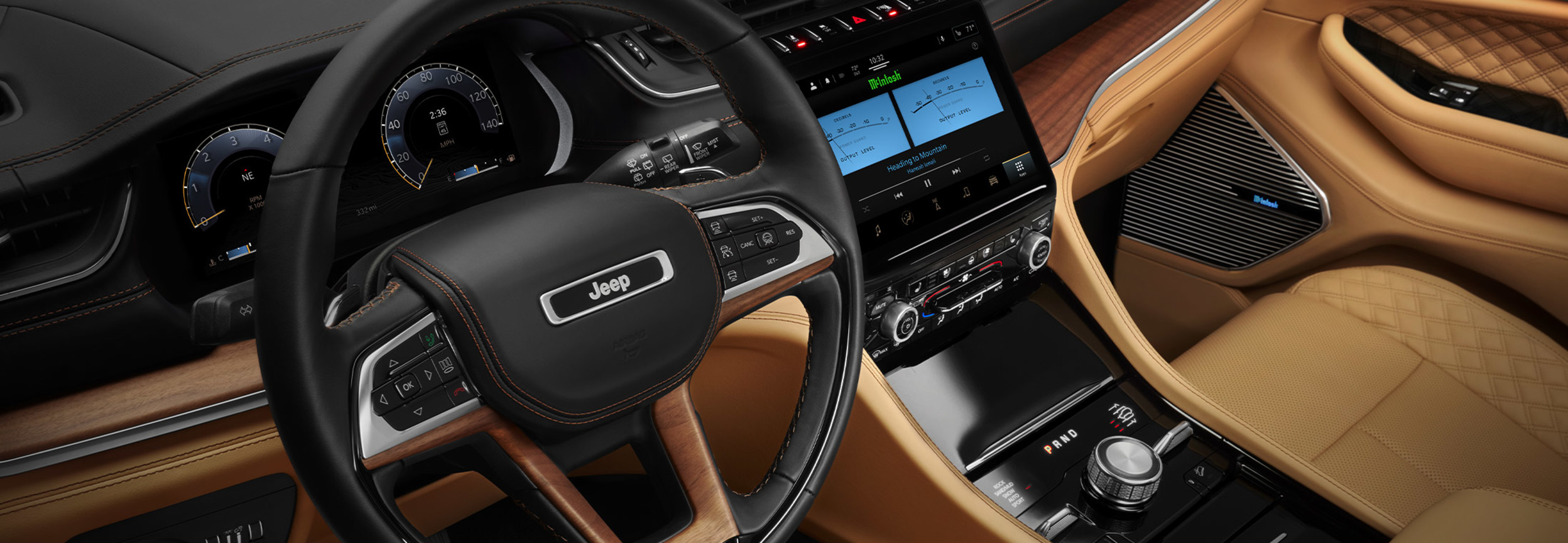 Gros plan sur le tableau de bord côté conducteur et le pupitre de commande central à bord du Jeep Grand Cherokee 2022