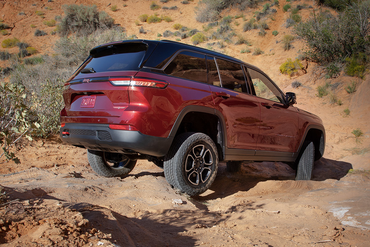 Un Jeep Grand Cherokee 2022 rouge hors route dans un désert