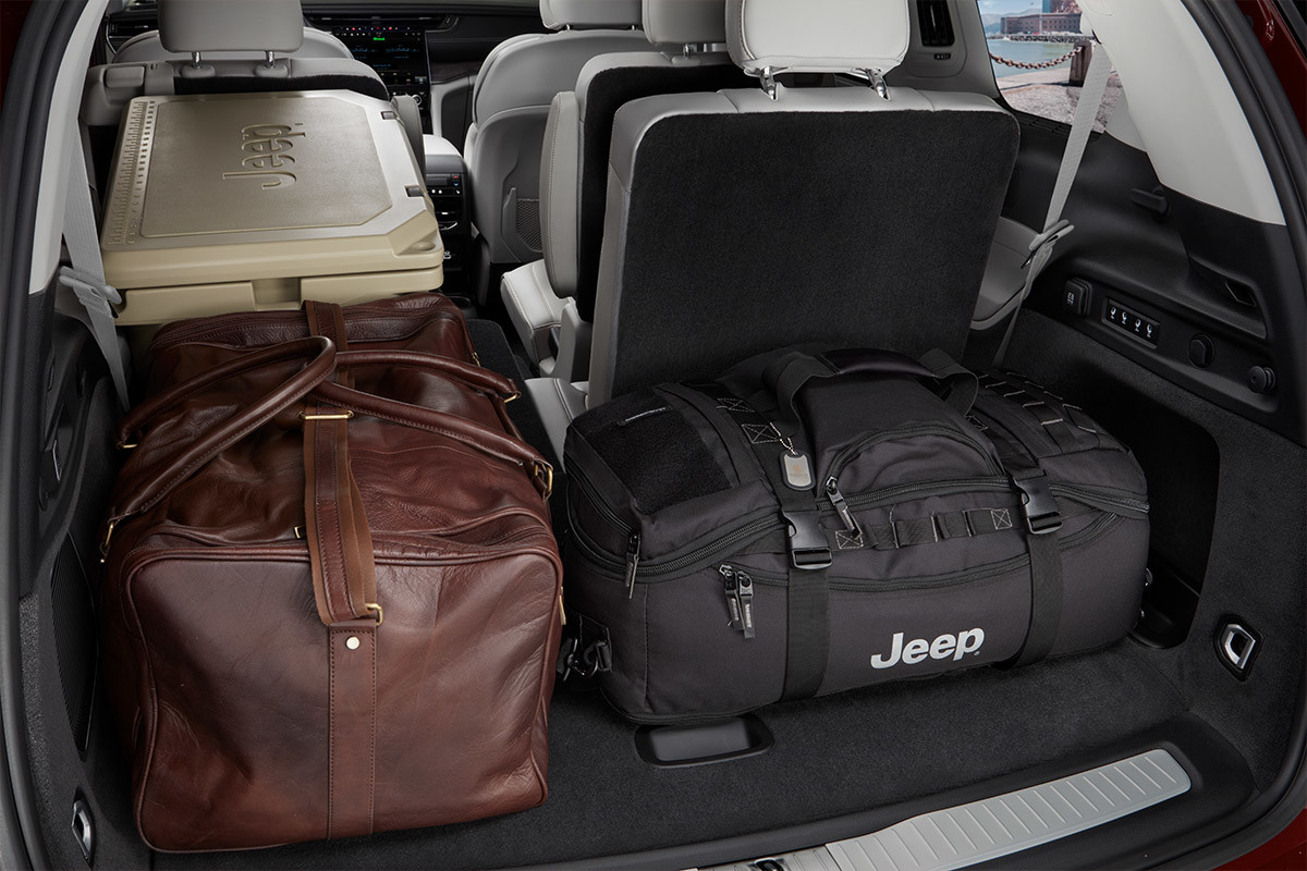 Sacs rangés à l’arrière du Jeep Grand Cherokee L 2022.