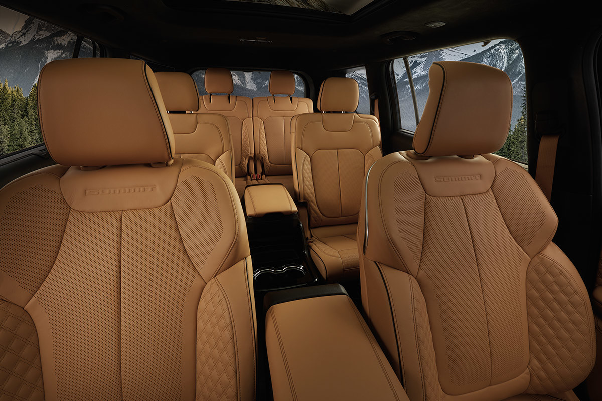 Vue intérieure des trois rangées de sièges du Jeep Grand Cherokee L 2022