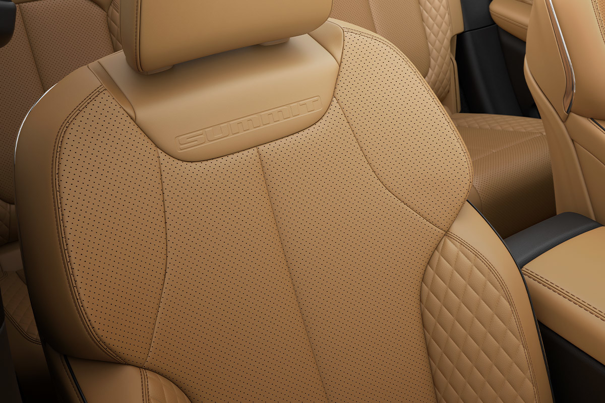 Gros plan sur les sièges avec fonction de massage du Jeep Grand Cherokee 2022.