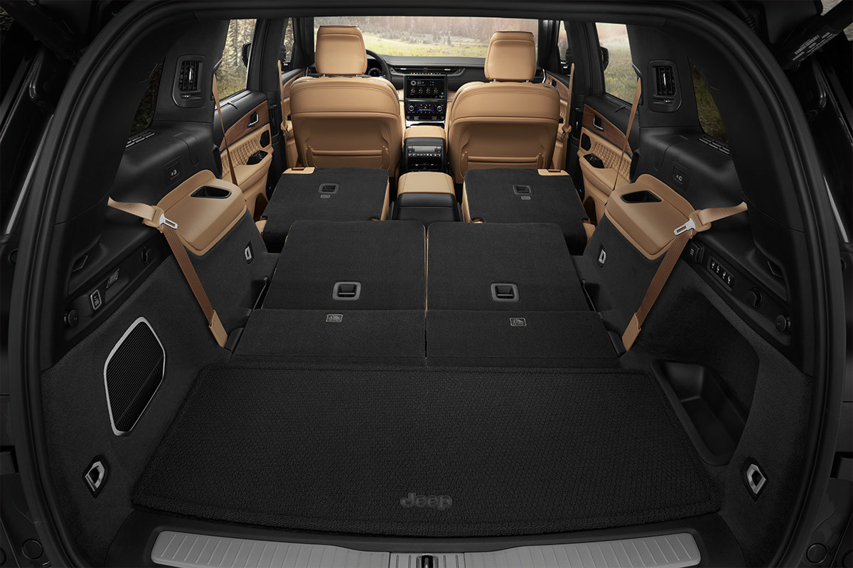 Vue intérieure des sièges repliables et de l’espace utilitaire du Jeep Grand Cherokee L 2022.