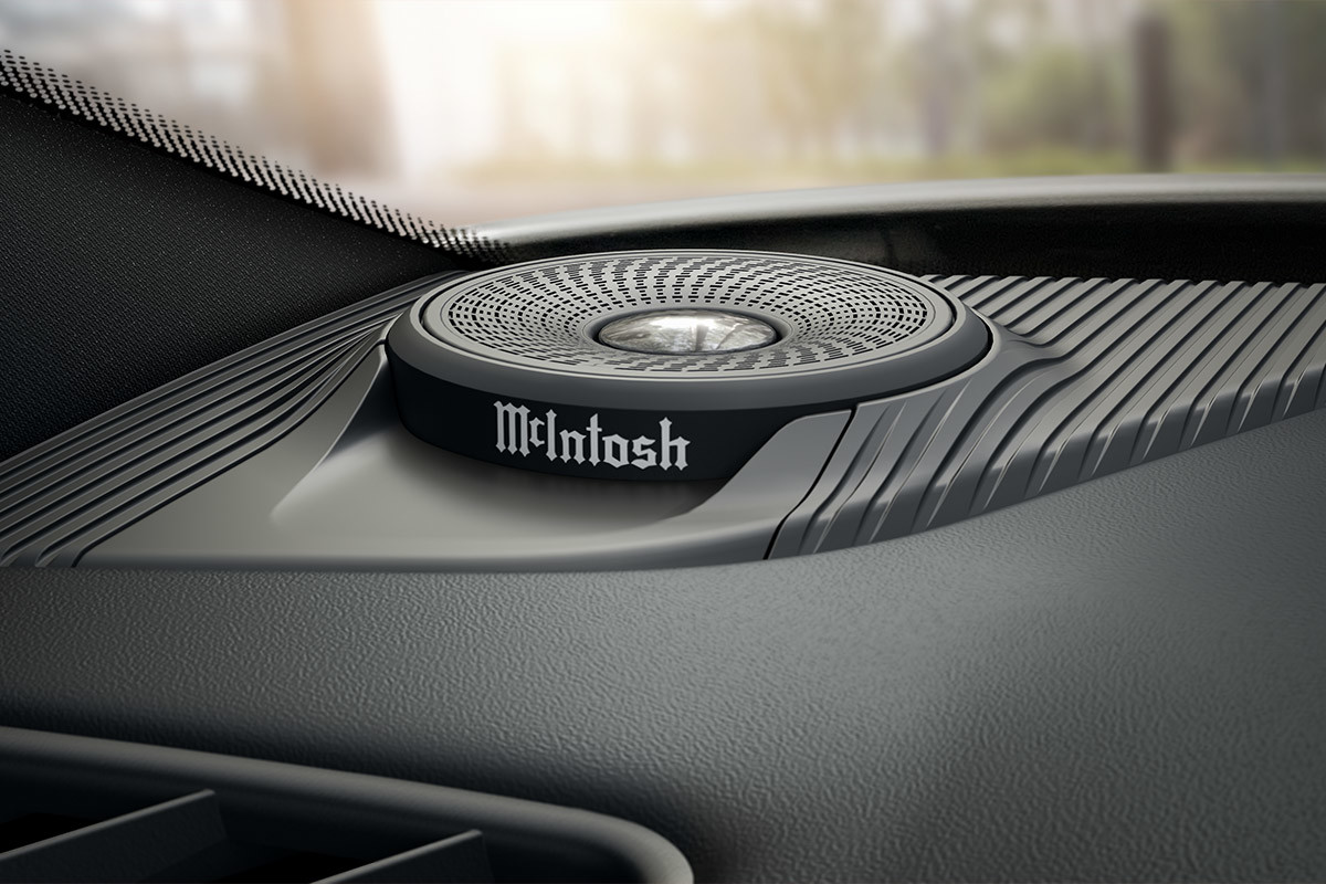 Gros plan sur un haut-parleur McIntosh dans le Jeep Grand Cherokee 2022.