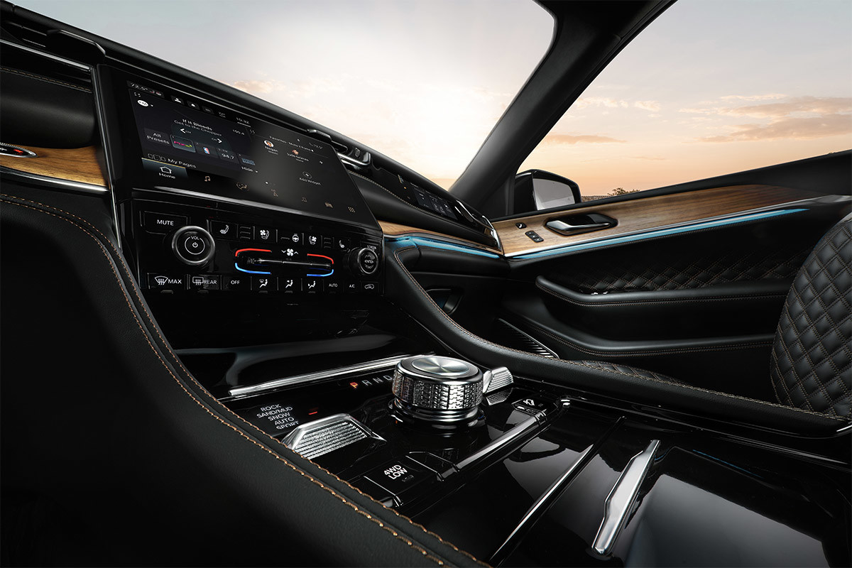 A close-up of the Uconnect 5 system and control console inside the 2022 Jeep Grand Cherokee