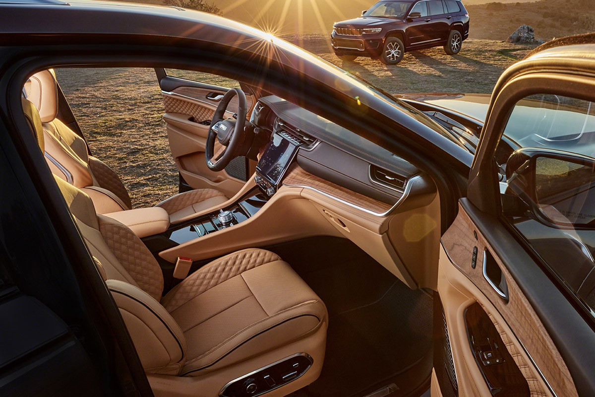 Interior view of a Jeep Grand Cherokee front row.