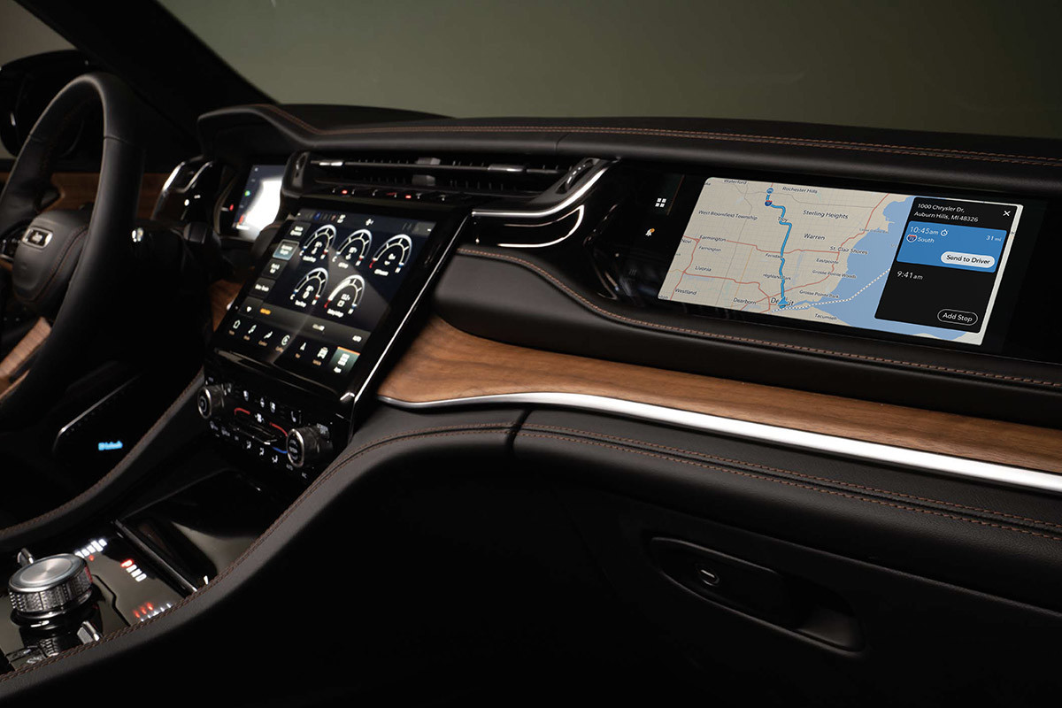 Interior view of a Jeep Grand Cherokee, with the console screen displaying GPS and map.