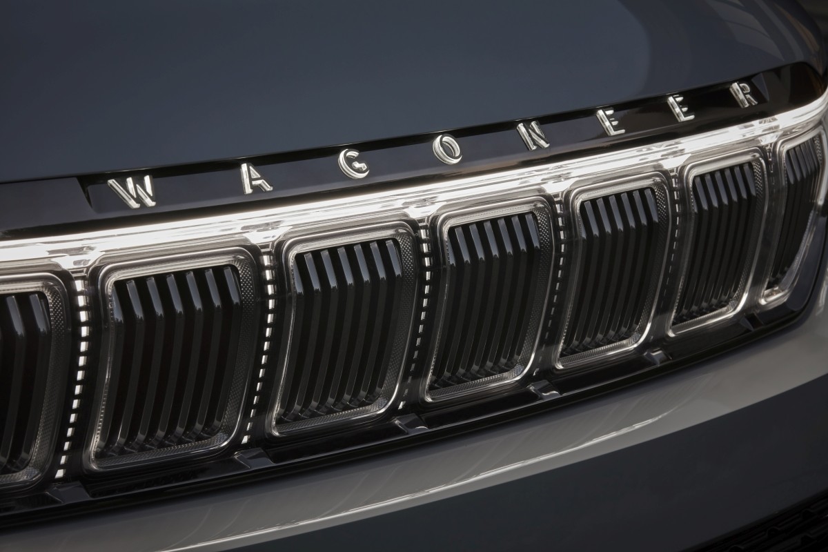 Plan rapproché de la calandre du concept Grand Wagoneer, éclairée par des DEL.