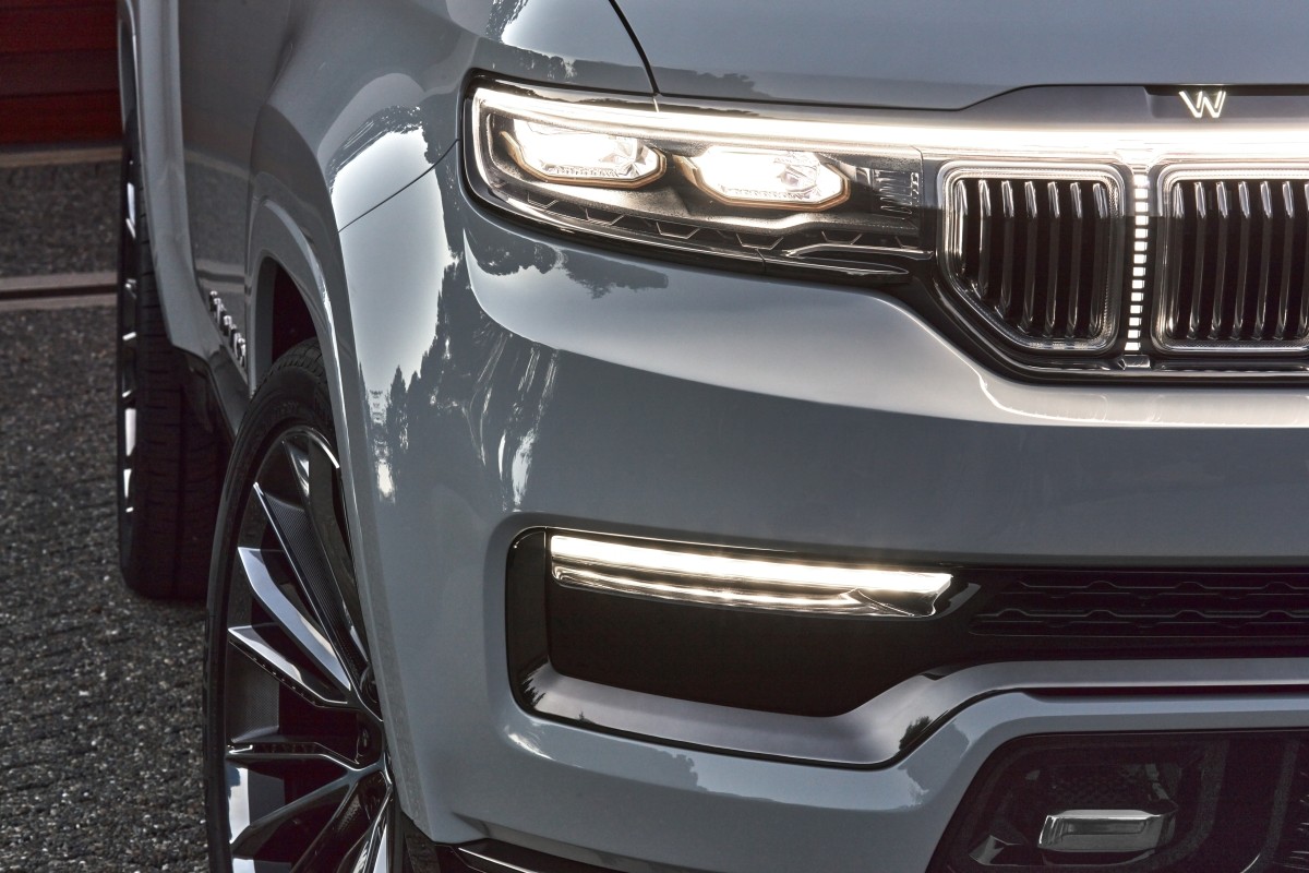 Plan rapproché de la calandre du concept Grand Wagoneer, avec DEL allumées.