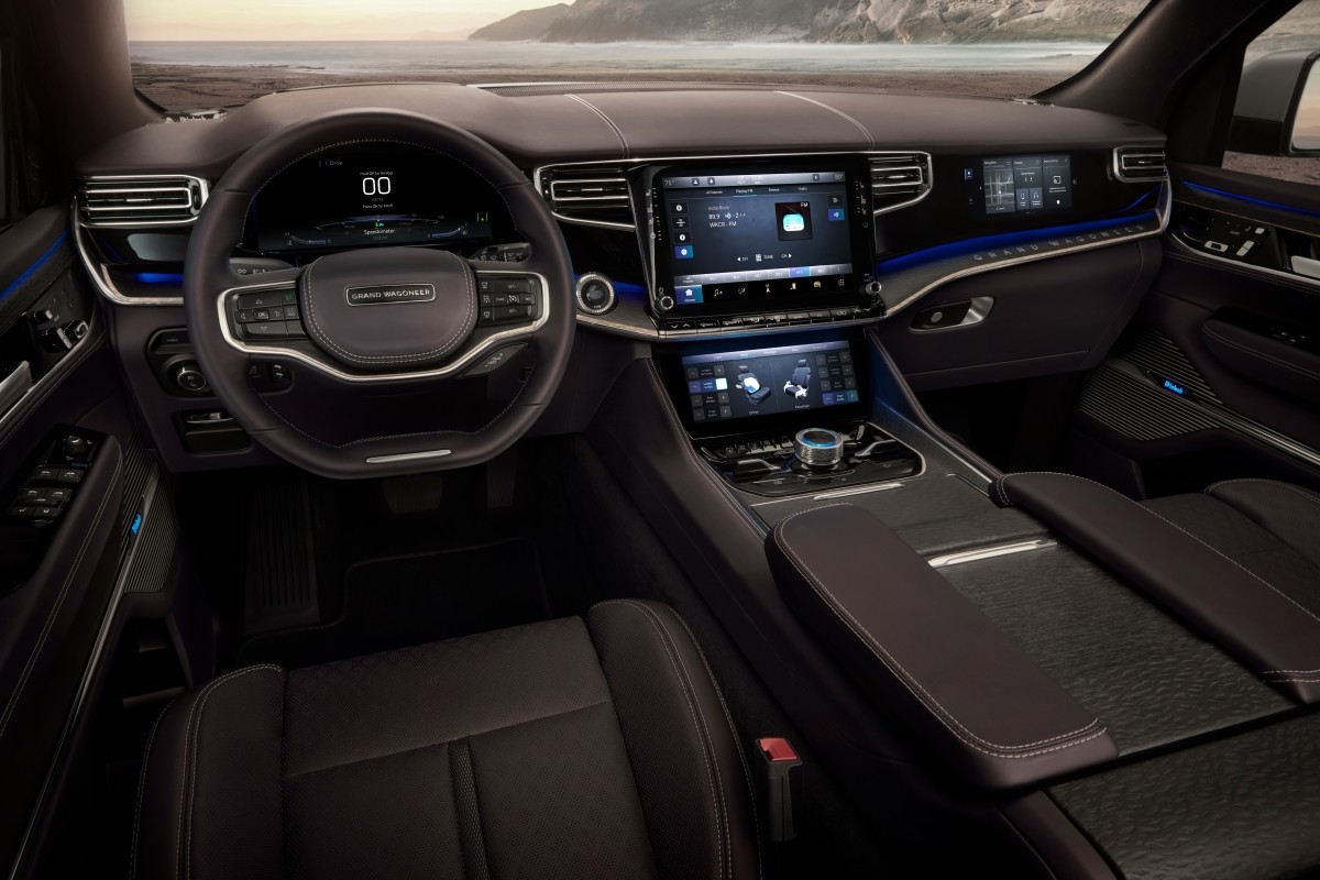 Vue intérieure avant des sièges en cuir et du tableau de bord du concept Jeep Grand Wagoneer.