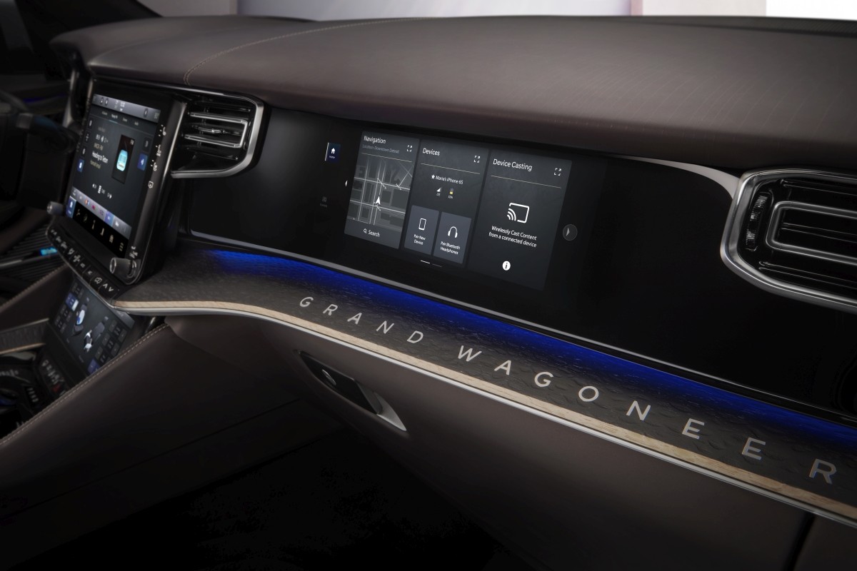 Vue intérieure du tableau de bord montrant les multiples écrans à DEL du concept Grand Wagoneer.