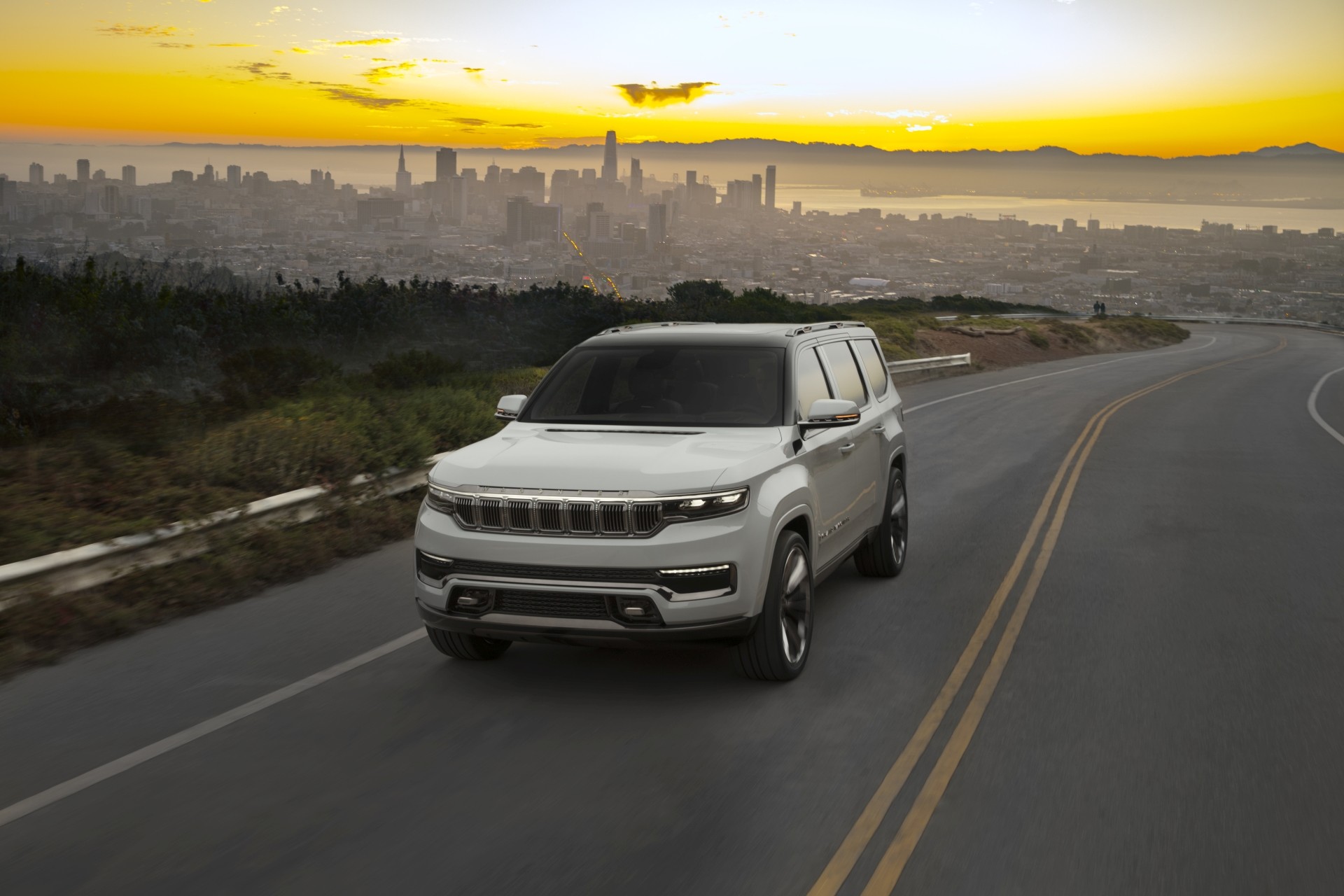 Le concept Grand Wagoneer est conduit sur l’autoroute.