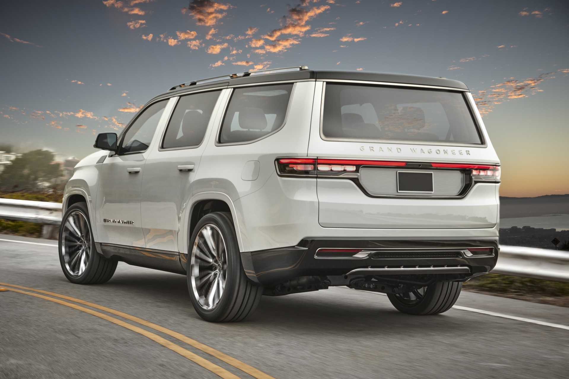 Vue arrière du concept Grand Wagoneer conduit sur une autoroute.