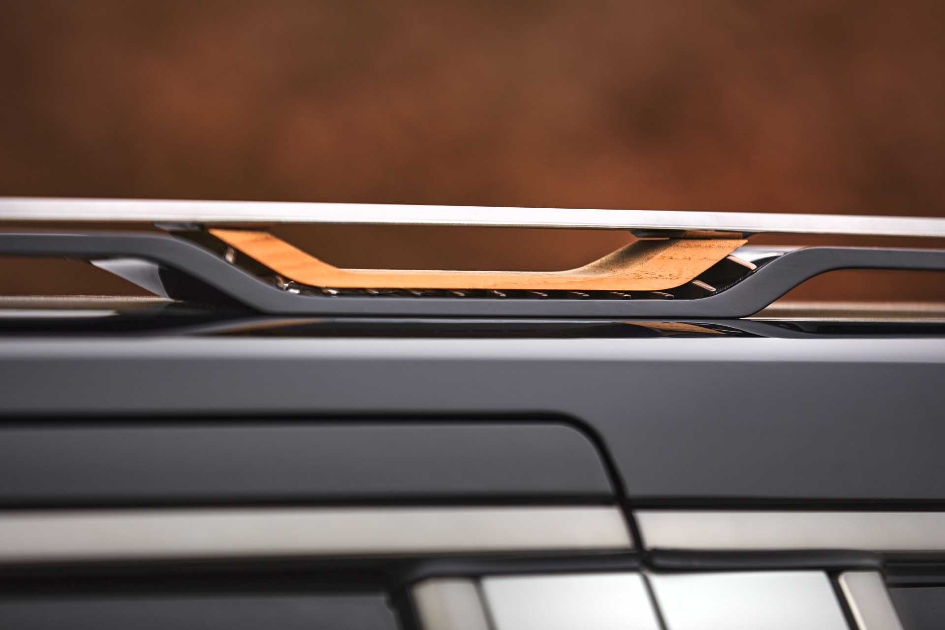 Gros plan sur le porte-bagages de toit conçu en bois et en métal du concept Grand Wagoneer.