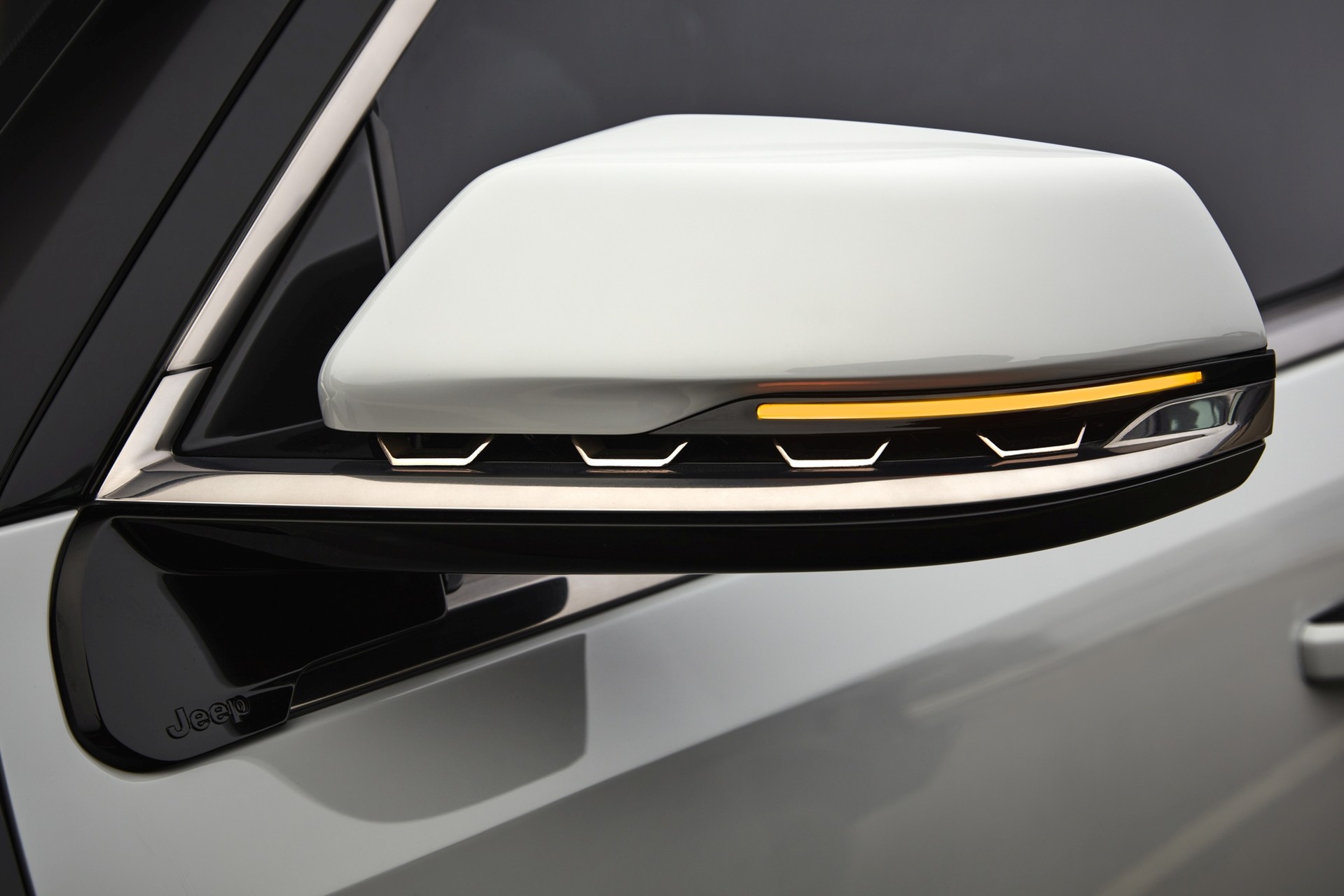 Gros plan sur le rétroviseur extérieur du concept Grand Wagoneer en blanc.
