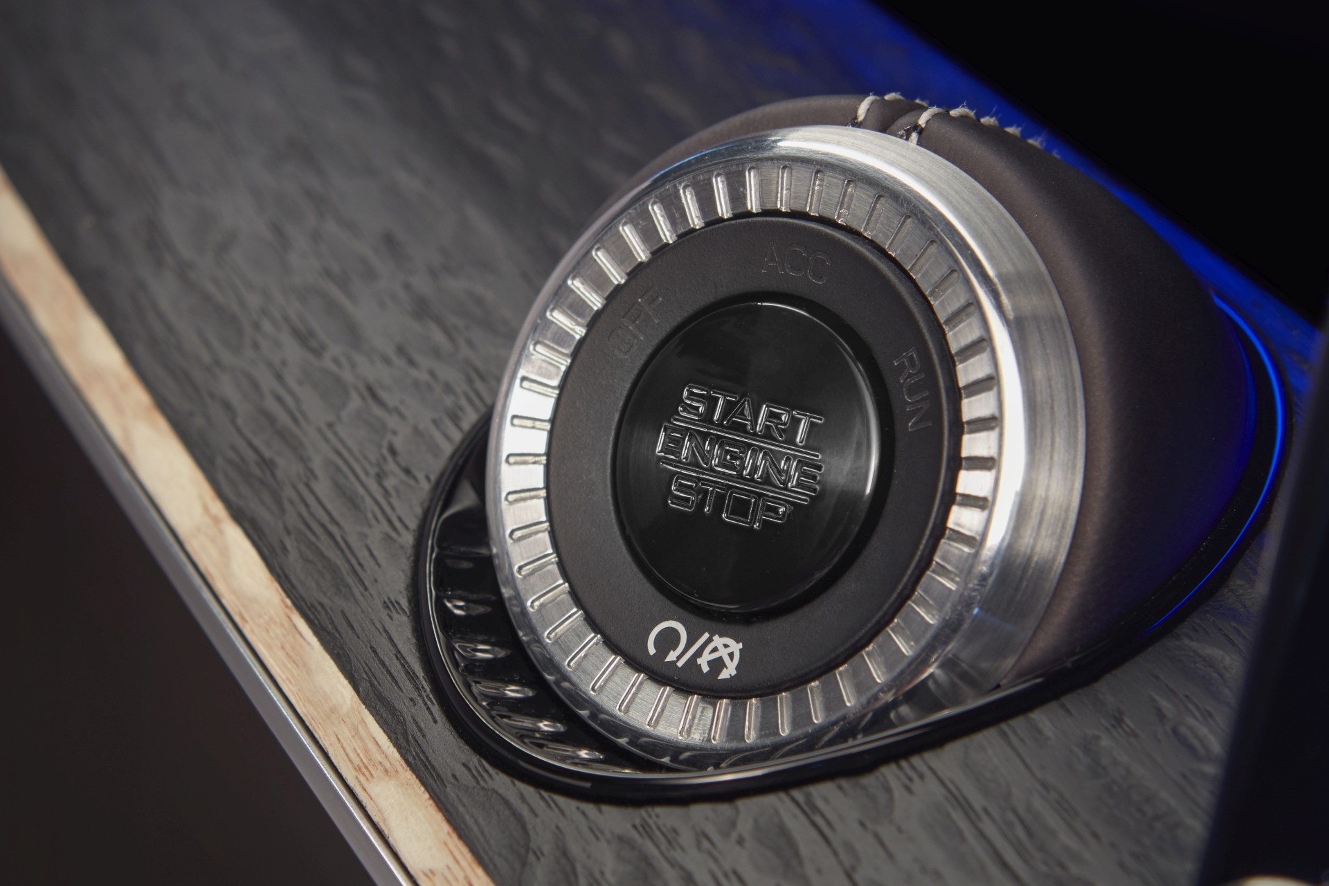 Gros plan sur le bouton de démarrage et d’arrêt du moteur du concept Grand Wagoneer.