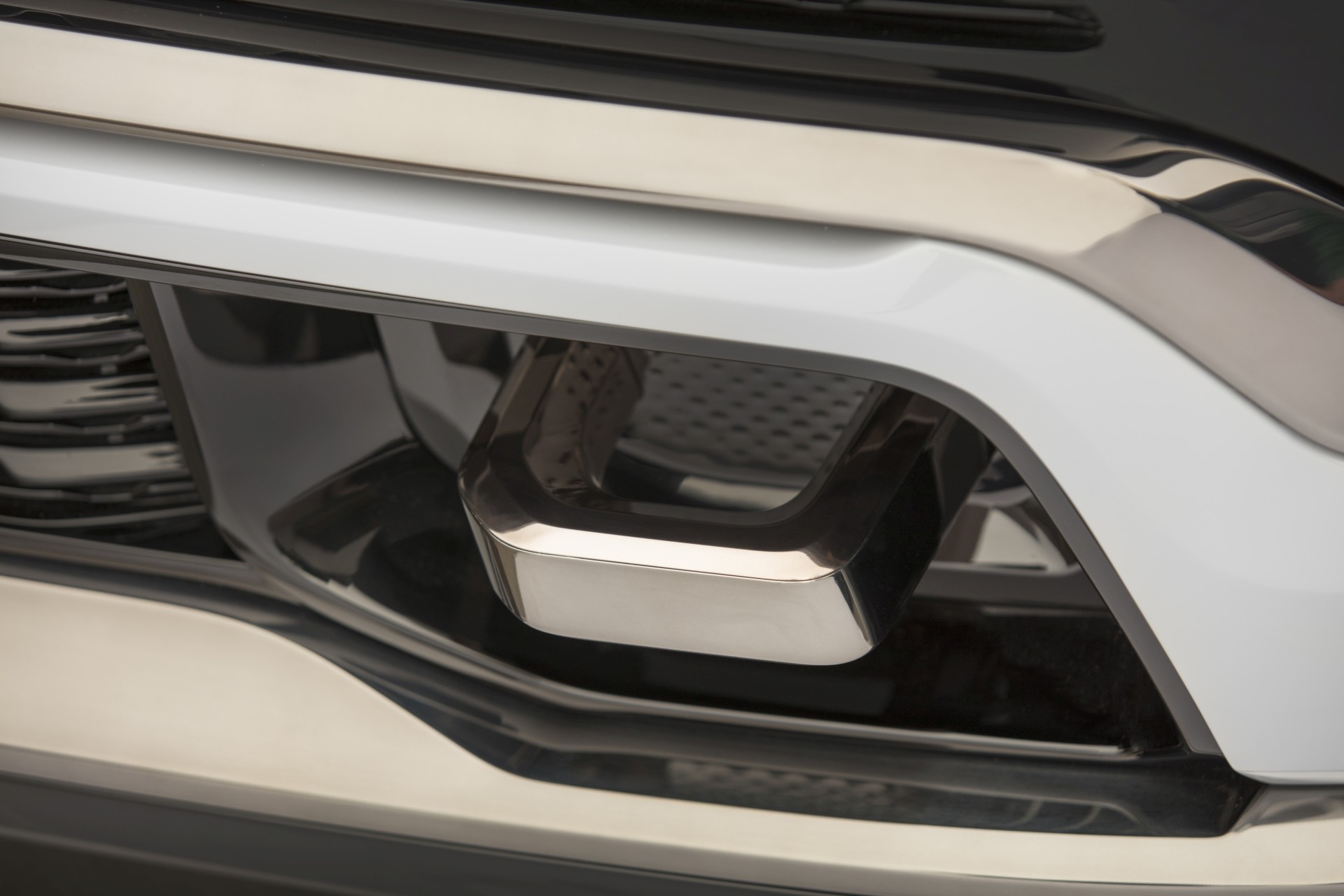 Gros plan sur les crochets de remorquage chromés du concept Grand Wagoneer.