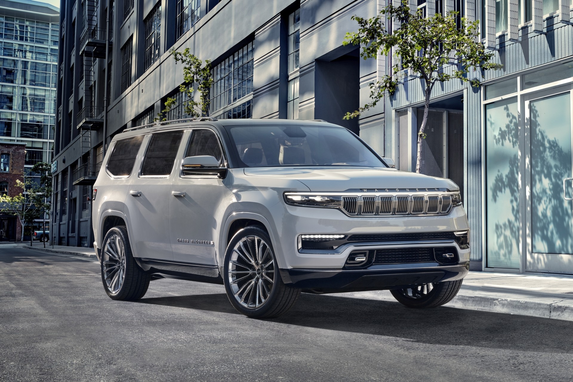 Vue extérieure d’un concept Grand Wagoneer blanc arctique, garé dans une rue de la ville.