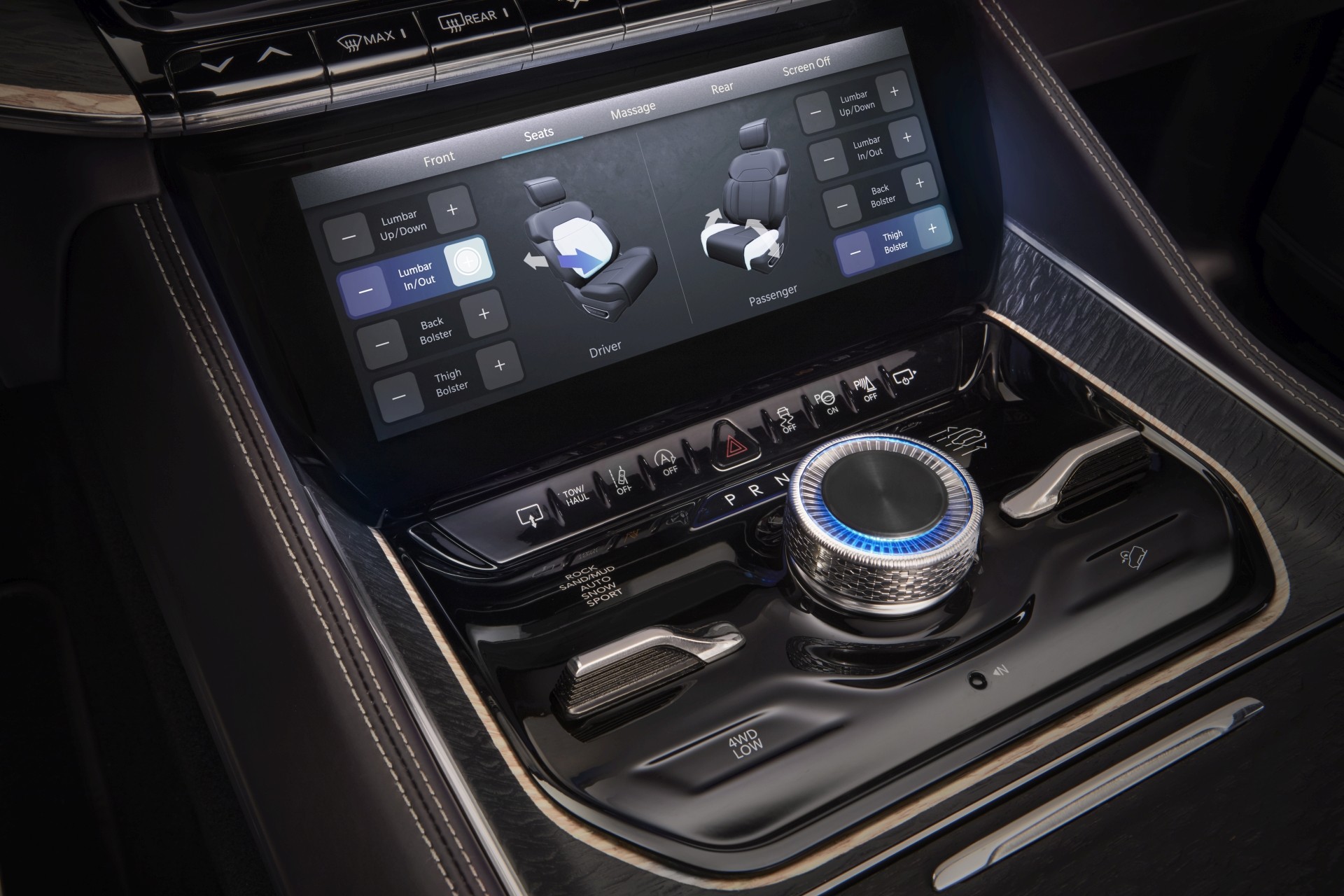 Gros plan sur le sélecteur rotatif et les commandes de l’écran hortizontal de 10,25 po du concept Grand Wagoneer.