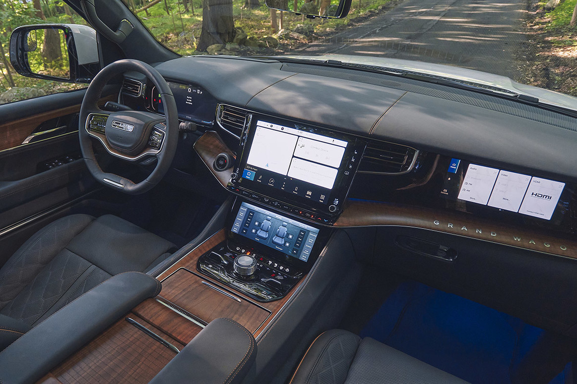 Image du siège passager avant et du siège du conducteur avec écran UConnect dans le Jeep Grand Wagoneer 2022
