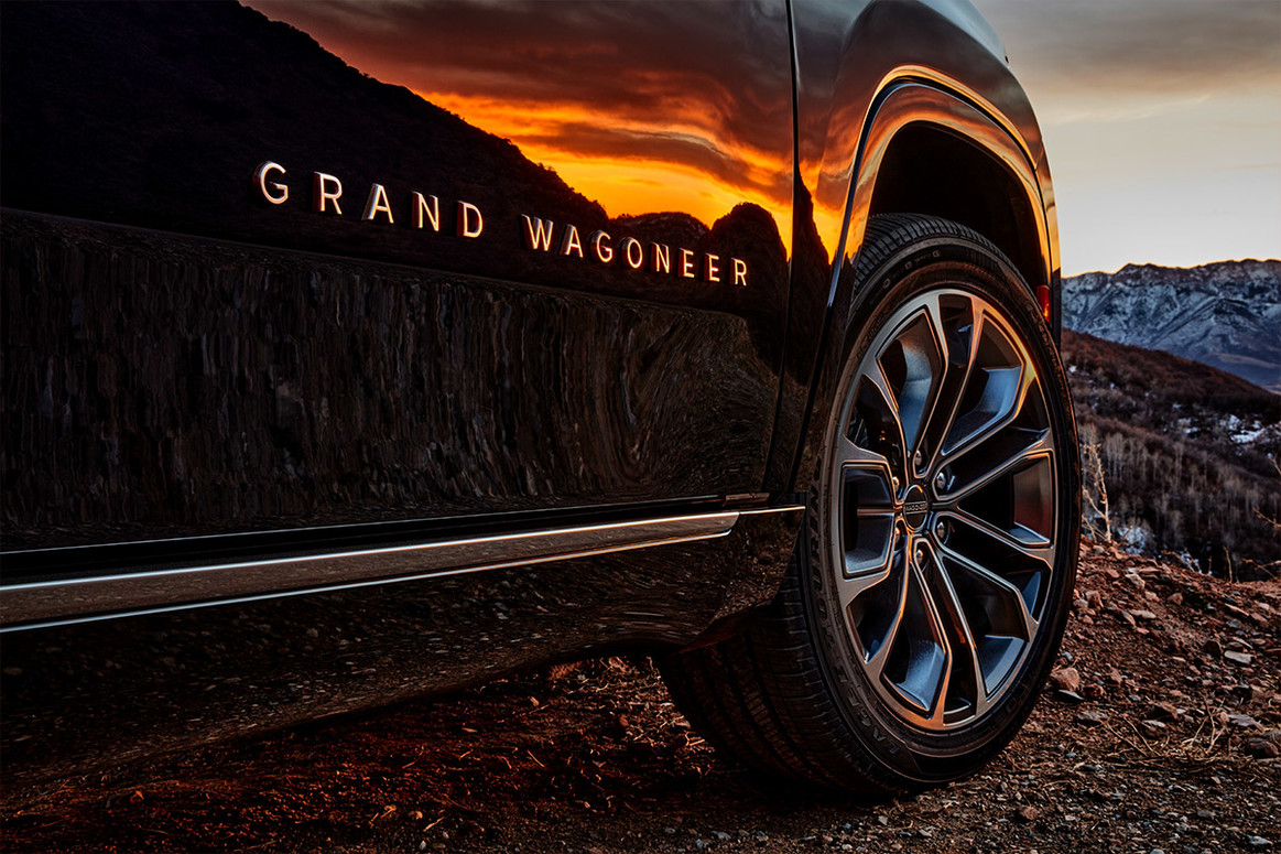 L’emblème Grand Wagoneer sur le côté d’un tout nouveau Grand Wagoneer 2022 noir.