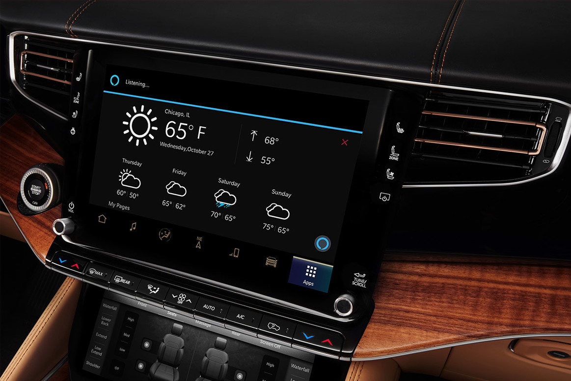 L’écran tactile de 12 po d’un tout nouveau Grand Wagoneer 2022 affichant les conditions météorologiques.