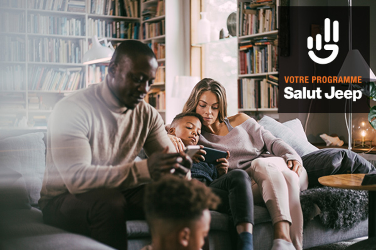 Une famille réunie dans un salon, consultant des appareils mobiles. Votre programme Salut Jeep.