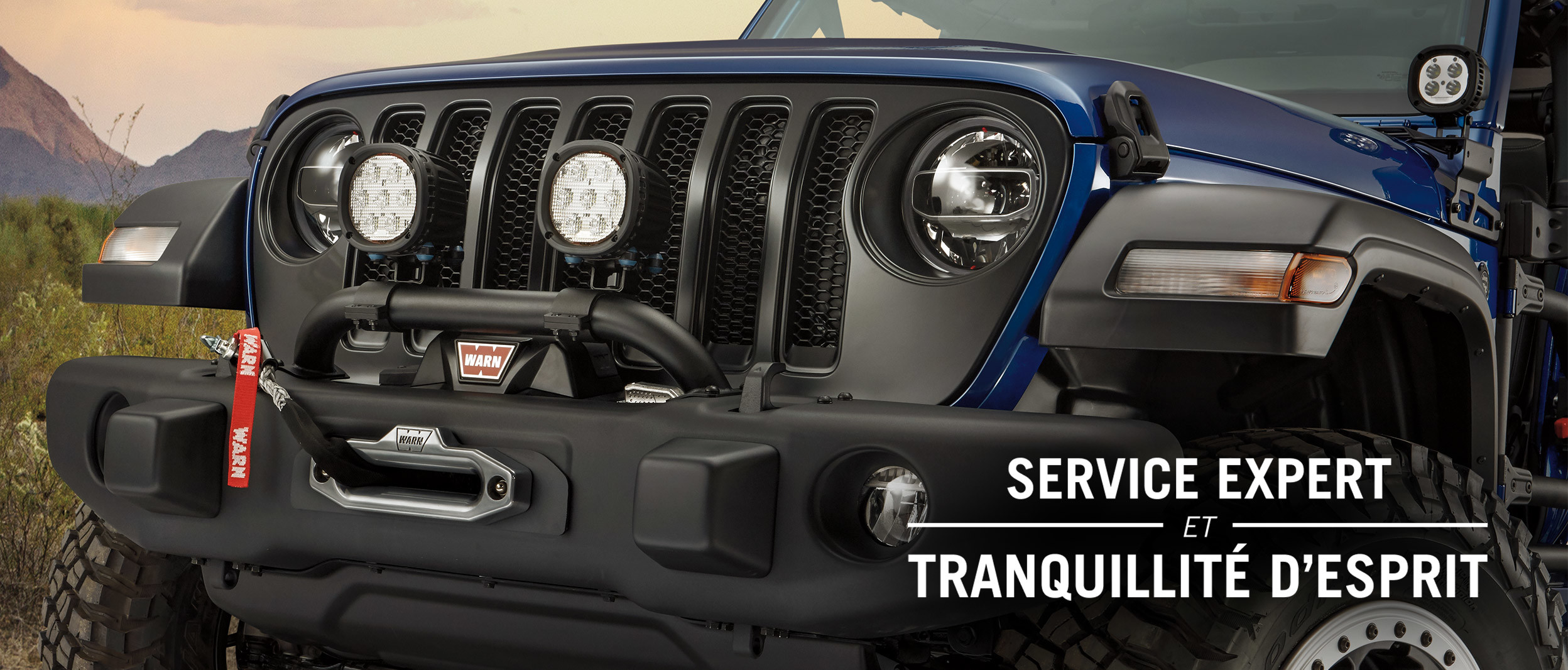 Avant d’un Jeep Wrangler 2020 bleu équipé d’accessoires Mopar. Le texte indique « Service expert et Tranquillité d’esprit ».