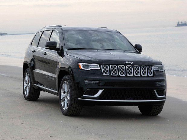 Vue arrière du Jeep Grand Cherokee 2020 en gris, stationné dans une clairière couverte de neige, sur une montage