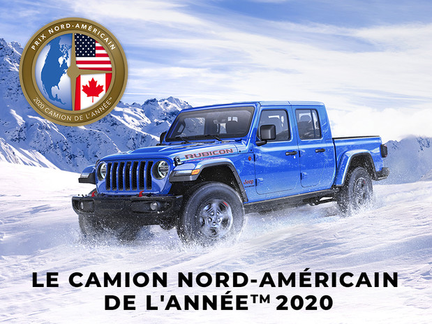 Le tout nouveau Jeep Gladiator Rubicon 2020 bleu se faisant conduire sur une montage couverte de neige pendant l'hiver avec le logo du prix NACTOY.