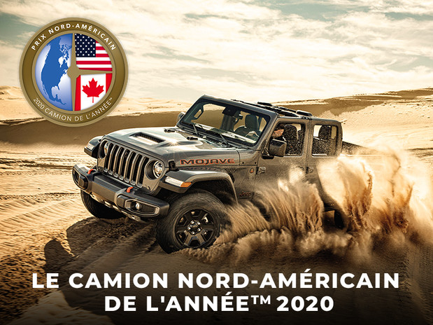 Jeep Gladiator 2020 gris roulant dans le désert.