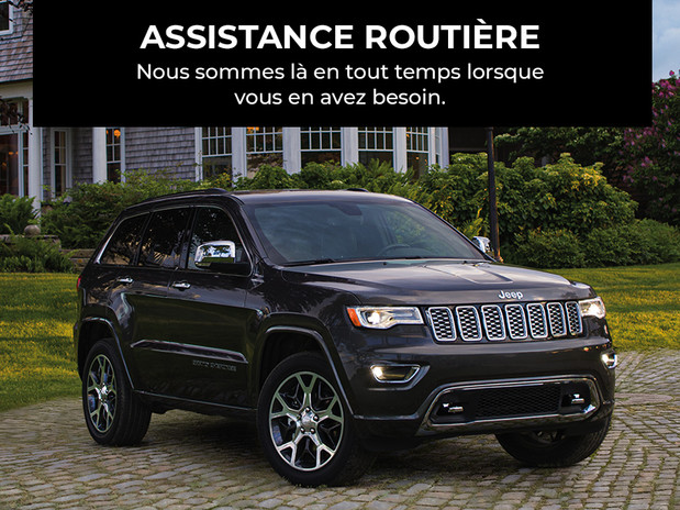 Assistance routière. Nous sommes là en tout temps lorsque vous en avez besoin. Jeep® Grand Cherokee gris foncé stationné devant une maison.
