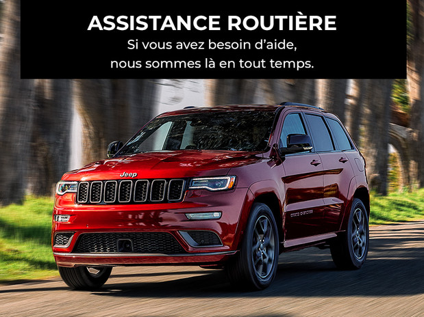 Assistance routière. Si vous avez besoin d’aide, nous sommes là en tout temps. Un Jeep Grand Cherokee 2020 rouge sur la route.