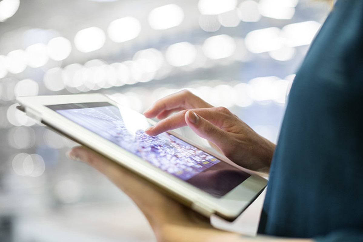 Estimez votre échange Une personne utilisant une tablette.