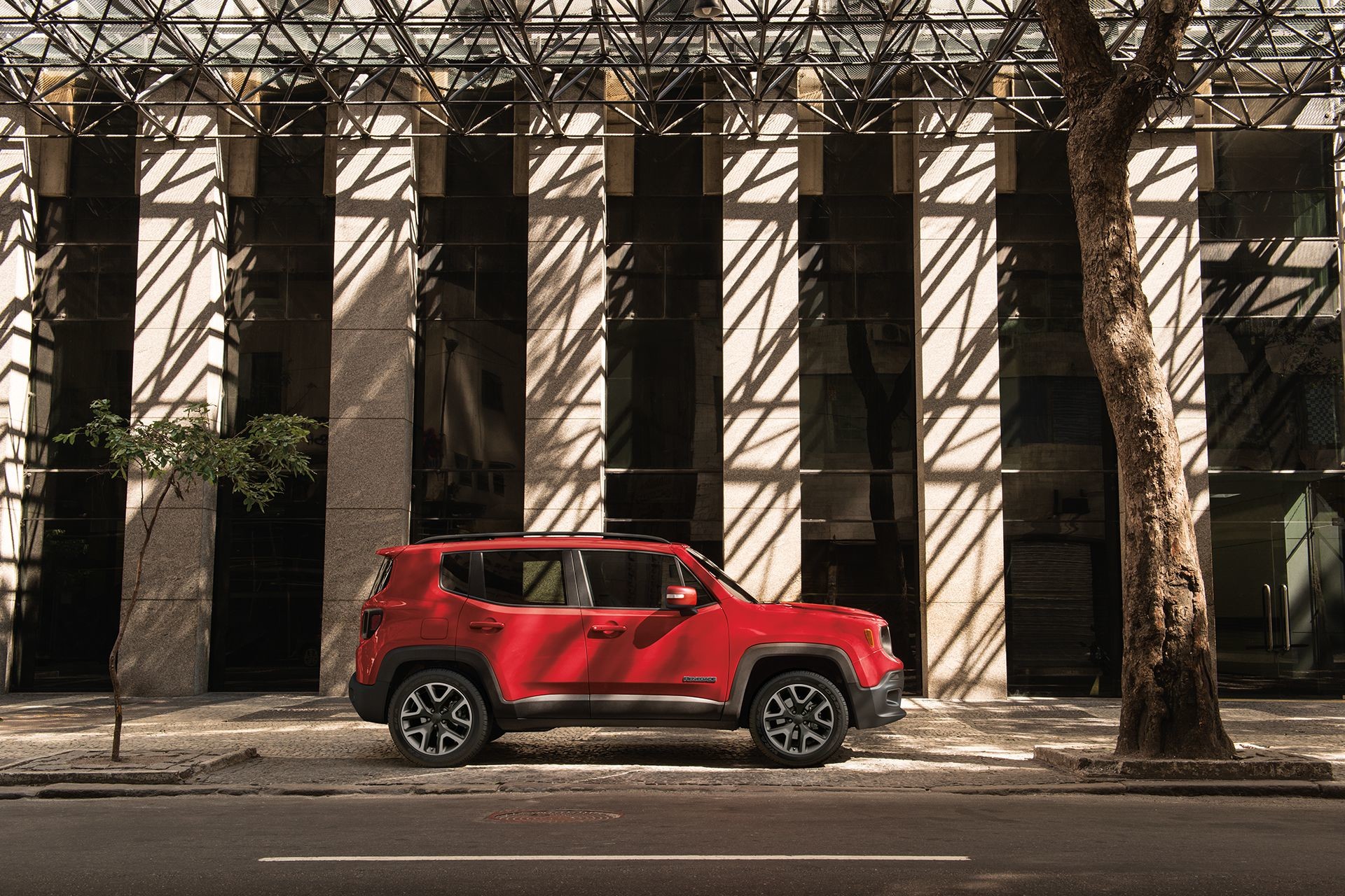 Jeep Renegade 2018 montré en rouge – explorez avec style