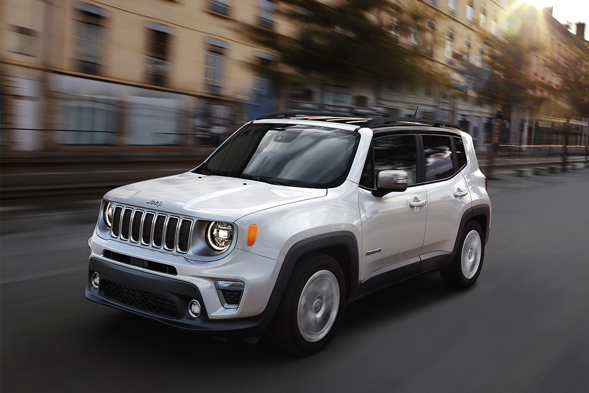 Jeep Renegade 2019 avec extérieur blanc roulant dans la ville