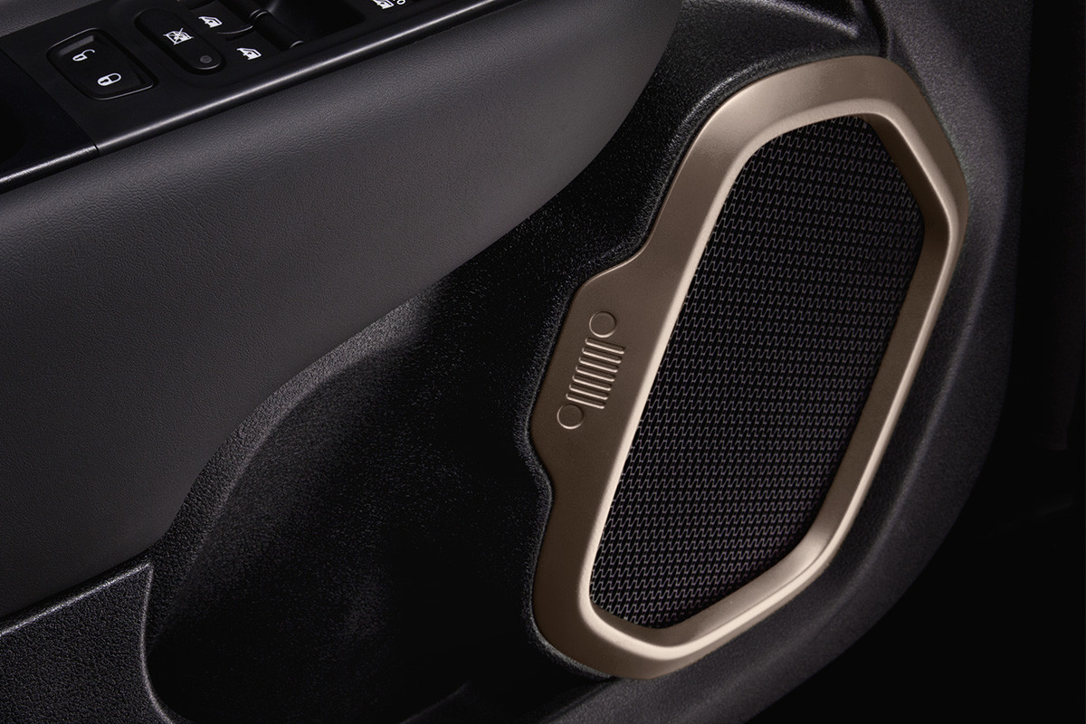 Porte avec haut-parleur BeatsAudio de l’habitacle du Jeep Renegade 2019