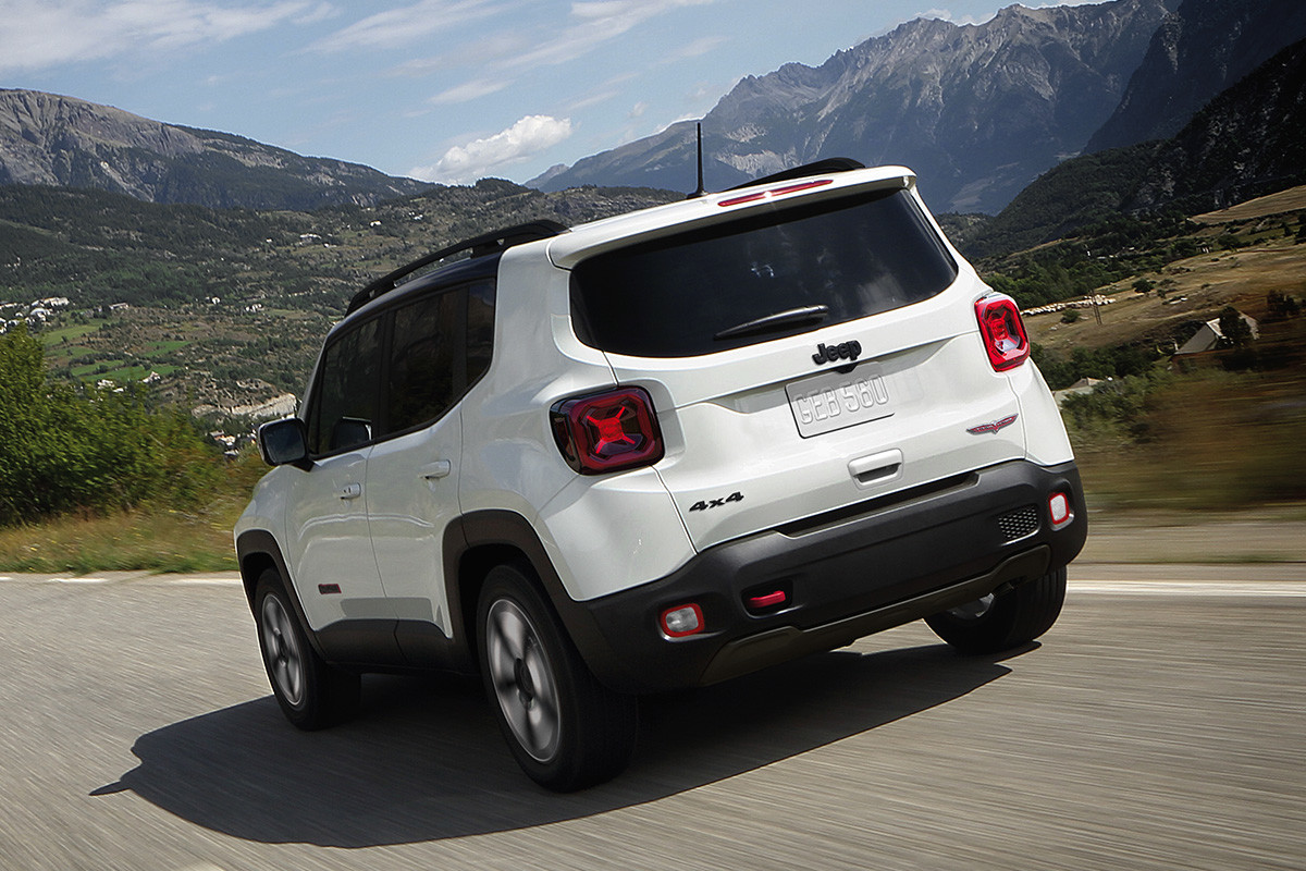 Jeep Renegade 2019 avec extérieur argent roulant sur l’autoroute