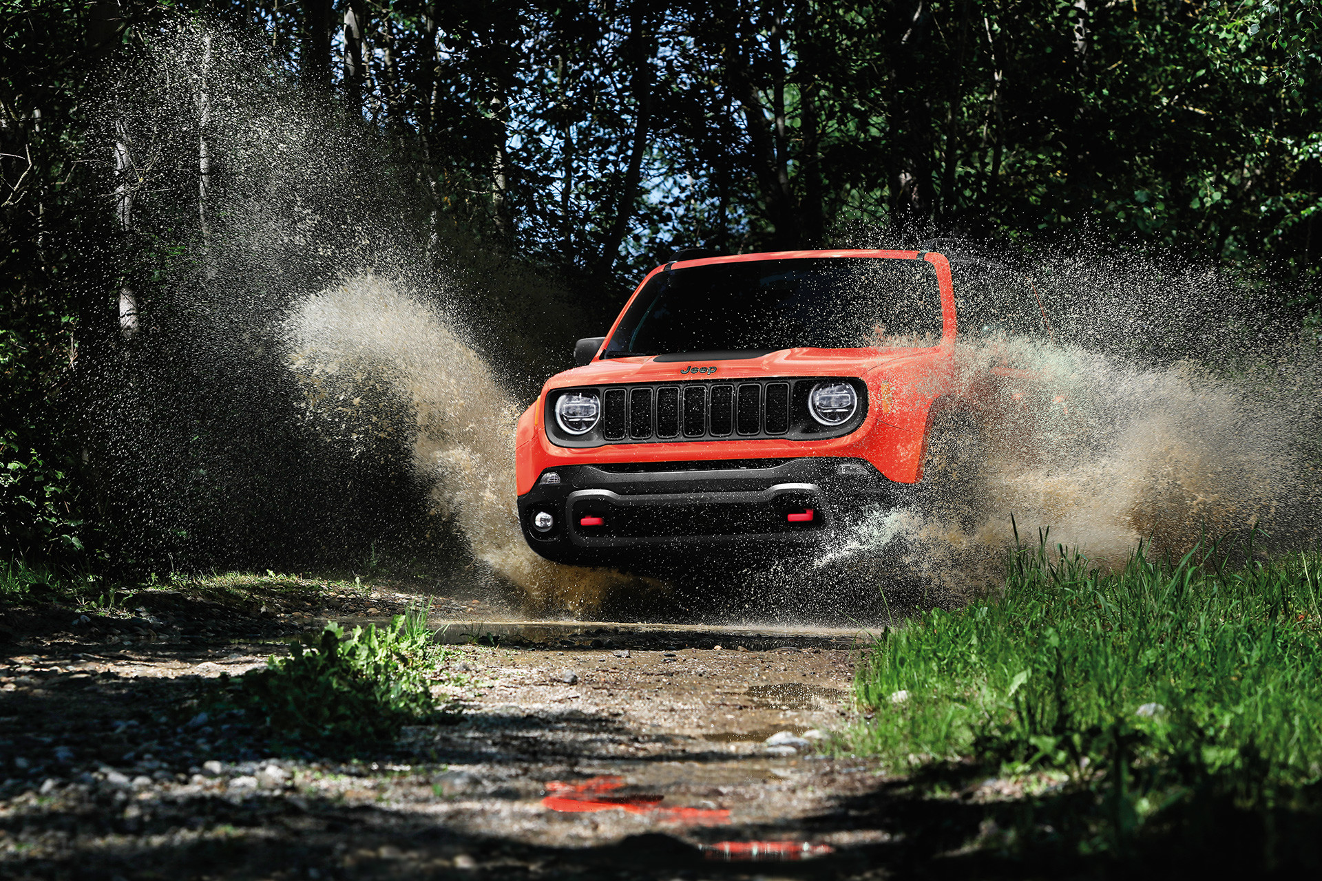 Jeep Renegade 2019 avec extérieur rouge roulant dans l’eau