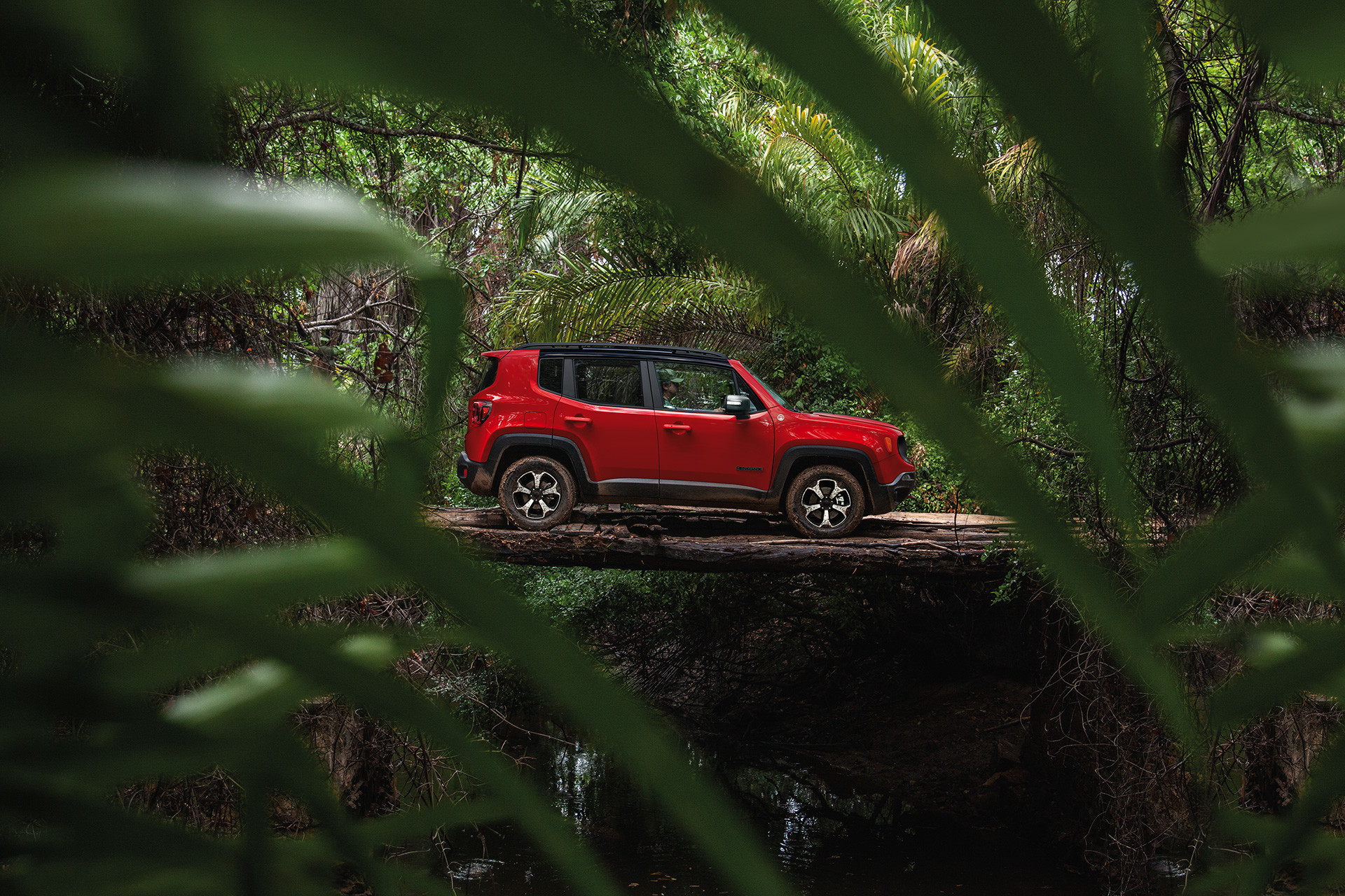 Jeep Renegade 2019 avec extérieur rouge garé sous des arbres